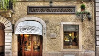 Dibuka pada 1760 di Roma, Antico Caffe Greco ini memiliki kesan yang begitu klasik. Dengan interior warna ruangan berwarna merah Antico Caffe Greco punya kesan yang berbeda dan mewan kan? (Istimewa).