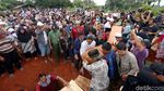 Detik-detik Pemakaman Jenazah Korban Kecelakaan Tanjakan Emen