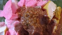 Kupat Tahu Gempol di dekat pasar Gempol Bandung dinikmati @reikibreathworkjourney ini punya saus kacang yang pekat. Gurih pedas dan mantap!Foto: Istimewa