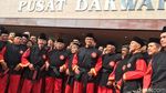 Foto: Momen Anies Terima Sabuk Hitam Pendekar Kehormatan Tapak Suci