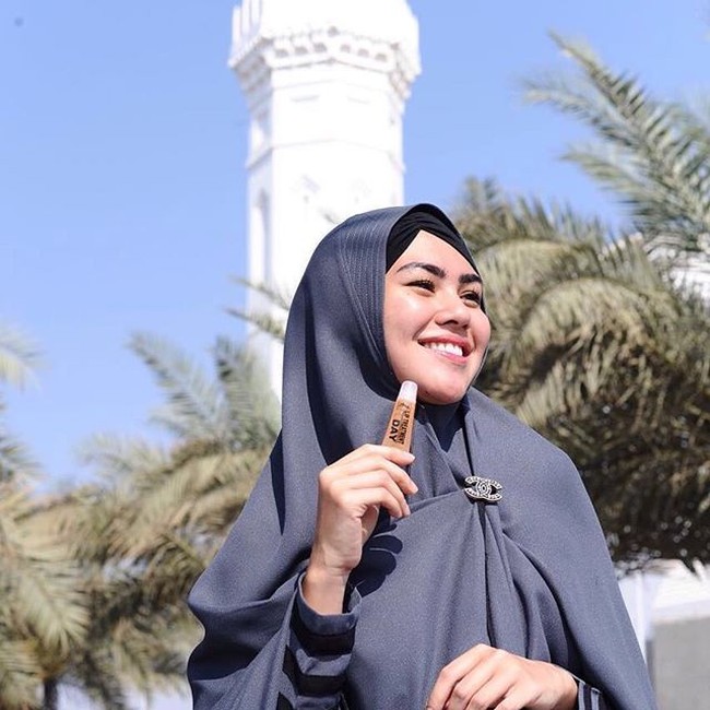 Kartika Putri pun tampak sering tampil memakai ciput dengan belahan pinggir. Ia memadukan ciput tersebut dengan khimar panjang atau hijab berbahan sifon. Foto: Instagram Kartika Putri
