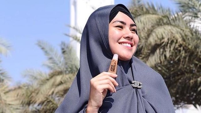 Mantap Berhijab, Kartika Putri Minta Foto Masa Lalunya Dihapus