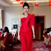 Fashion show Trilogy of Chinese Story’ karya tiga desainer Indonesia yakni Anaz, Yudhistira dan Yosep Sinudarsono yang memamerkan koleksi cheongsam di Pearl Chinese Restaurant,  JW Marriott Hotel Jakarta. Kamis [8/2/2018]. Foto: Mohamamd Abduh/Wolipop. Foto: Mohammad Abduh/Wolipop