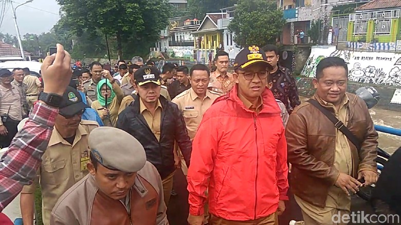 Anies dan Bima Arya Tinjau Bendung Katulampa Anies dan Bima Arya Tinjau Bendung Katulampa