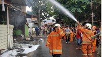 Mungkin merembet ke sebelahnya, tapi belum ketahuan berapa kerugiannya, penyebab kebakaran juga belum tahu, demikian juga dengan berapa jumlah korban, kata Operator Sudin Matraman, Jaktim, Sugiarto. (Foto: Dok. BPBD DKI Jakarta)
