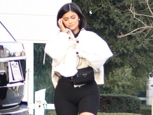 Gaya Kylie Jenner Jadi Mama Muda