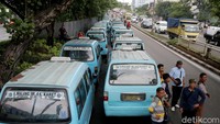 Para sopir menuntut Pemrov DKI Jakarta untuk menghentikan sementara TransJakarta rute Tanah Abang-Kampung Melayu.