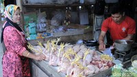 Salah satu pembeli Nova (30) mengatakan, mrski harga ayam potong di pasaran sudah turun menjadi Rp 32 rebu, menurutnya harga tersebut masih dirasa cukup mahal.