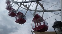 Pecinta drama Korea pasti sadar nih, jika dilihat-lihat suasana di J-Sky Ferris Wheel mirip dengan Korea Selatan. Selain bisa naik bianglala, kamu juga bisa menuliskan nama di gembok cinta lho. (nfadils/dTraveler)