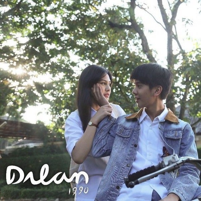 Sosok Dilan (Iqbaal Ramadhan) di film Dilan 1990 sukses membuat hati cewek-cewek meleleh. Meskipun bad boy, tapi Dilan super romantis dan mau melakukan apapun demi mendapatkan hati Milea (Vanesha Prescilia) dari yang awalnya jutek dan cuek, menjadi luluh dan balik mencintai si Panglima Tempur. Jangan lupakan juga kutipan-kutipan romantis Dilan yang menggelitik. Foto: Istimewa