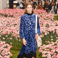 Koleksi terbaru Tory Buch ini dipamerkan di New York Fashion Week 2018, Bridge Market, New York City, Jumat (9/2/2018). (Photo by Slaven Vlasic / Getty Images)