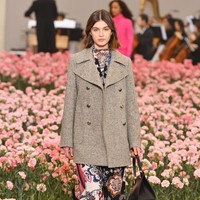 Koleksi terbaru Tory Buch ini dipamerkan di New York Fashion Week 2018, Bridge Market, New York City, Jumat (9/2/2018). (Photo by Slaven Vlasic / Getty Images)