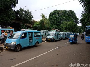 Sopir Angkot di Tebet Demo Protes Feeder TransJ