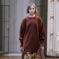Koleksi Fall-Winter 2018 rancangan Victoria Beckham banyak hadir dalam siluet oversized. Victoria Beckham tampaknya tergila-gila dengan busana serba longgar. (Foto: Getty Images)