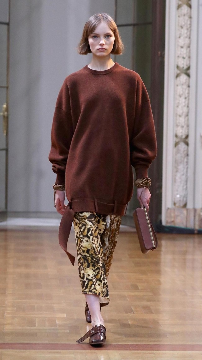 Koleksi Fall-Winter 2018 rancangan Victoria Beckham banyak hadir dalam siluet oversized. Victoria Beckham tampaknya tergila-gila dengan busana serba longgar. (Foto: Getty Images)