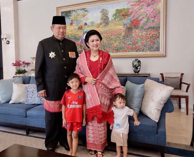 Menghadiri HUT Kemerdekaan RI ke-72 di Istana Merdeka, Jakarta, SBY dan Ani Yudhoyono kompak memakai busana adat Sumatera Selatan. Songket khas Palembang dipakai SBY sebagai sarung yang dililitkan di celananya. Sedangkan Bu Ani memakai songket tersebut sebagai kain dan selendang. Foto: Dok. Instagram Ani Yudhoyono