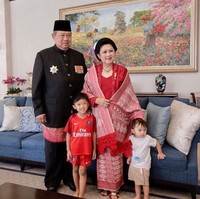 Menghadiri HUT Kemerdekaan RI ke-72 di Istana Merdeka, Jakarta, SBY dan Ani Yudhoyono kompak memakai busana adat Sumatera Selatan. Songket khas Palembang dipakai SBY sebagai sarung yang dililitkan di celananya. Sedangkan Bu Ani memakai songket tersebut sebagai kain dan selendang. Foto: Dok. Instagram Ani Yudhoyono