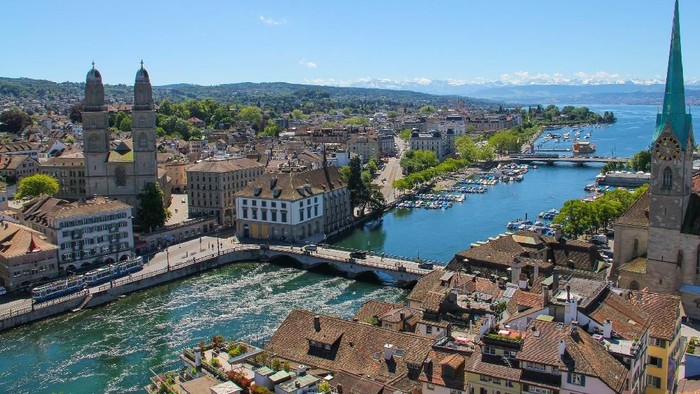 A view of the city centre of Zurich and the surrounding mountains.