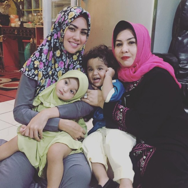 Kartika Putri tidak melewatkan tren hijab scarf motif. Ia pernah memakai hijab motif bunga dengan warna yang cerah. Ia memakai hijab tersebut dengan gaya sederhana. Foto: Instagram/KartikaPutriWorld