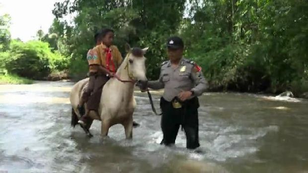 Berjasa Bantu Anak Sekolah dengan Kudanya, Polisi Ini Dapat Penghargaan