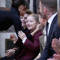 Sebagai perbandingan, ini gaya Harper Beckham saat meghadiri peragaan busana Victoria tahun lalu. (Foto: JP Yim/Getty Images)