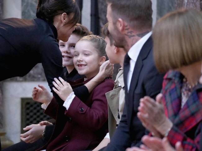 Sebagai perbandingan, ini gaya Harper Beckham saat meghadiri peragaan busana Victoria tahun lalu. (Foto: JP Yim/Getty Images)