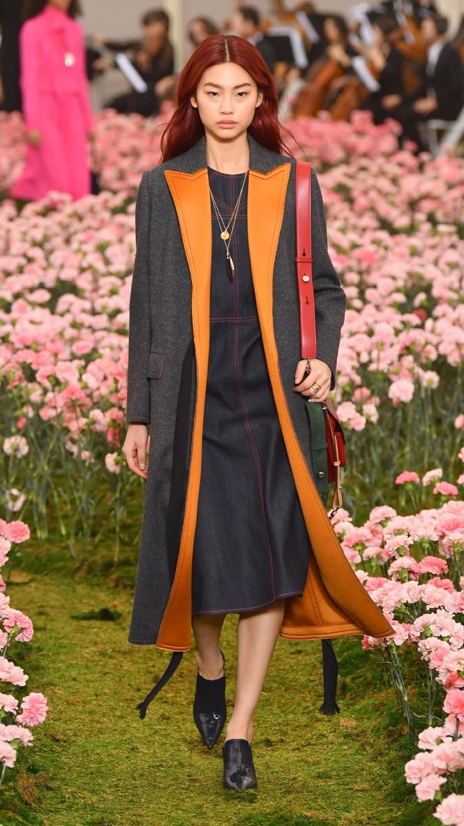 Koleksi terbaru Tory Buch ini dipamerkan di New York Fashion Week 2018, Bridge Market, New York City, Jumat (9/2/2018). (Photo by Slaven Vlasic / Getty Images)