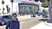 Saat liburan ke Amerika Serikat, Randy pun tak melewatkan untuk berkunjung ke Staples Center. Tempat ini arena olahraga di Los Angeles. (randpunk/Instagram)