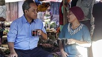 Dalam blusukannya itu ia mendengarkan keluhan dan curhatan pedagang sayur dan buah-buahan sambil meminum kopi di Pasar tersebut. Foto: dok. timses Benny K Harman