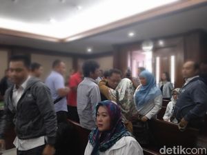 Dituntut 15 Tahun, Eks Auditor BPK Tertunduk Lesu dan Peluk Istri