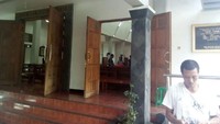 Kursi dan meja yang ada di dalam gereja mulai ditata. Lantai yang terdapat noda bercak darah juga dibersihkan. Patung-patung yang dirusak pelaku juga diperbaiki.