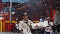 Berbagai tradisi masih dilakukan di sini. Seperti melepas burung, yang diartikan sebagai melepas karma baik demi peruntungan (Shinta/detikTravel)