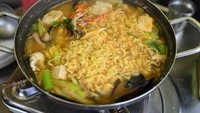 Pasti akan sangat ngiler jika pemain drama Korea sedang menyantap mie instan langsung dari atas pancinya. Sluurp! Mienya enak dengan kuah yang gurih hangat. Foto: iStock