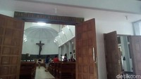 Kegiatan bersih-bersih juga tampak diikuti warga sekitar gereja.