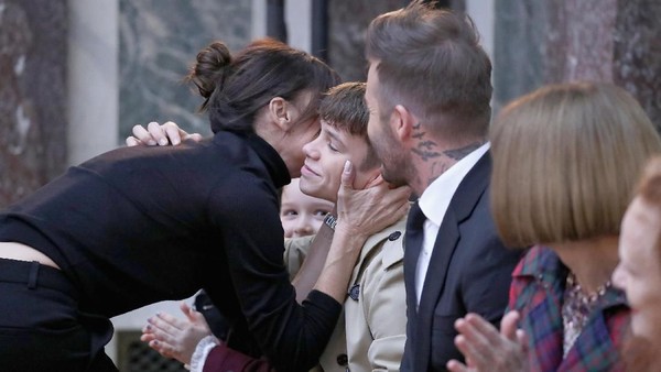 Foto: So Sweet, Kompaknya Keluarga Beckham di Fashion Show Terakhir Victoria