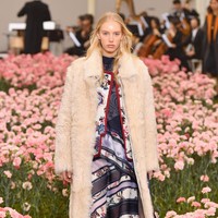 Koleksi terbaru Tory Buch ini dipamerkan di New York Fashion Week 2018, Bridge Market, New York City, Jumat (9/2/2018). (Photo by Slaven Vlasic / Getty Images)