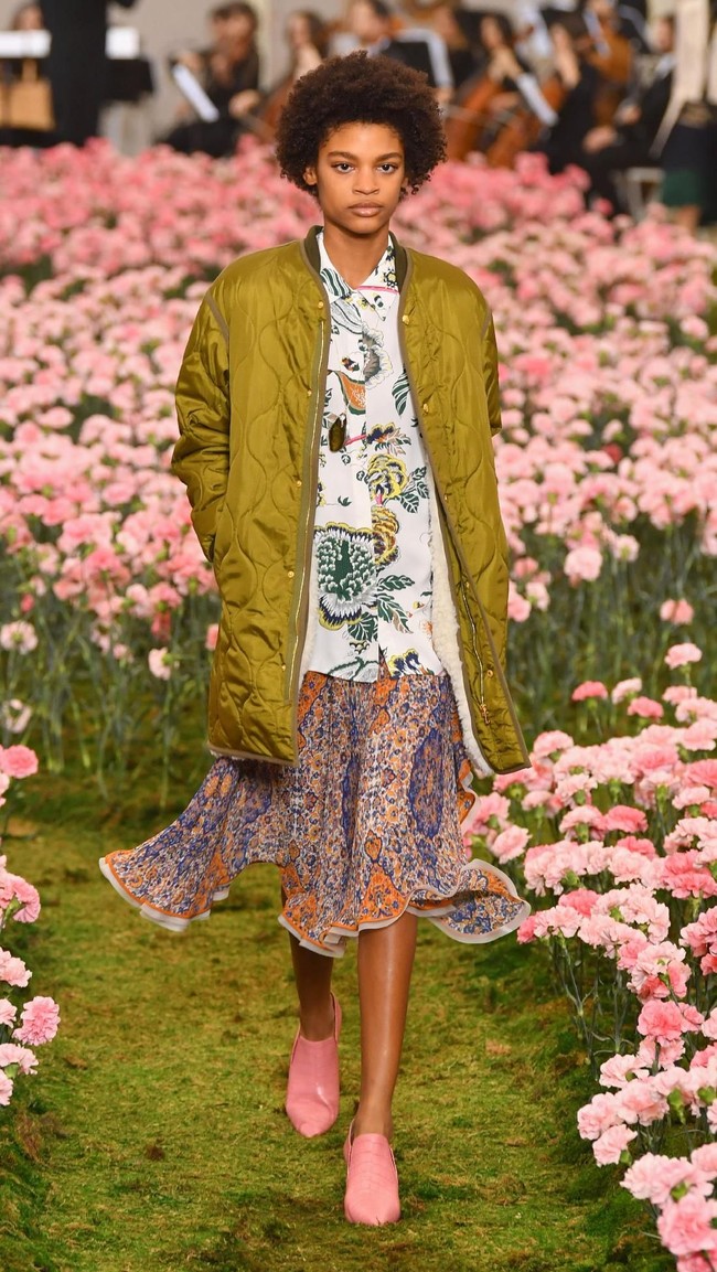 Koleksi terbaru Tory Buch ini dipamerkan di New York Fashion Week 2018, Bridge Market, New York City, Jumat (9/2/2018). (Photo by Slaven Vlasic / Getty Images)