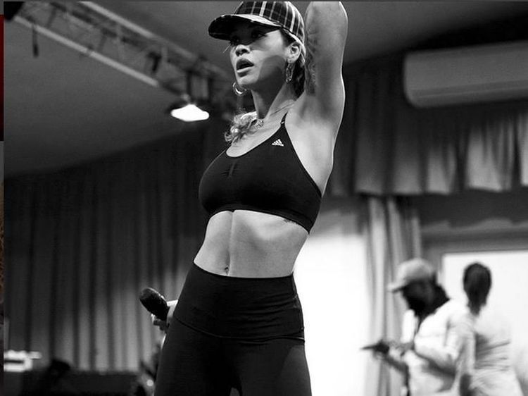 Mau Punya Perut Ramping dan Tubuh Seksi Ala Rita Ora? Ini Olahraganya