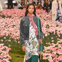 Koleksi terbaru Tory Buch ini dipamerkan di New York Fashion Week 2018, Bridge Market, New York City, Jumat (9/2/2018). (Photo by Slaven Vlasic / Getty Images)
