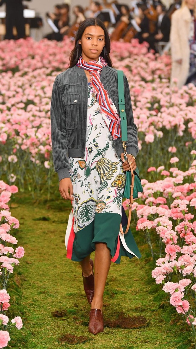 Koleksi terbaru Tory Buch ini dipamerkan di New York Fashion Week 2018, Bridge Market, New York City, Jumat (9/2/2018). (Photo by Slaven Vlasic / Getty Images)