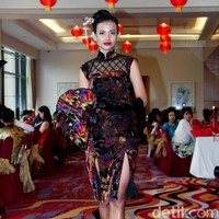 Fashion show Trilogy of Chinese Story’ karya tiga desainer Indonesia yakni Anaz, Yudhistira dan Yosep Sinudarsono yang memamerkan koleksi cheongsam di Pearl Chinese Restaurant,  JW Marriott Hotel Jakarta. Kamis [8/2/2018]. Foto: Mohamamd Abduh/Wolipop. Foto: Mohammad Abduh/Wolipop