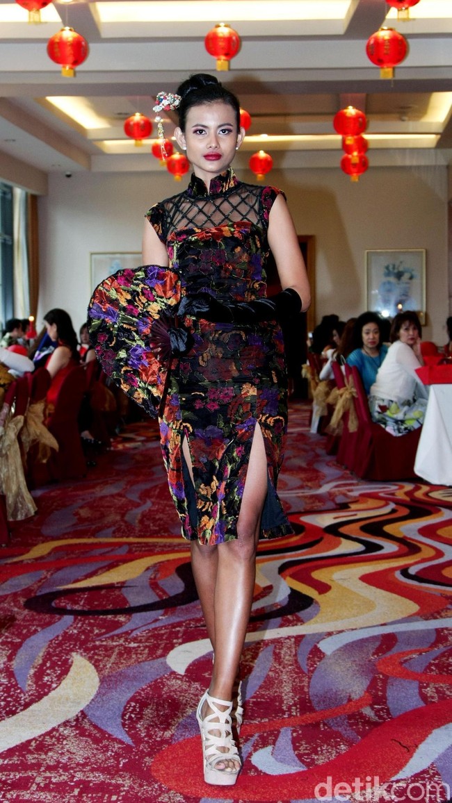 Fashion show Trilogy of Chinese Story’ karya tiga desainer Indonesia yakni Anaz, Yudhistira dan Yosep Sinudarsono yang memamerkan koleksi cheongsam di Pearl Chinese Restaurant,  JW Marriott Hotel Jakarta. Kamis [8/2/2018]. Foto: Mohamamd Abduh/Wolipop. Foto: Mohammad Abduh/Wolipop