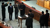 Ketua DPR juga melantik dua anggota DPR pergantian antar waktu dari Fraksi Golkar dan PAN.