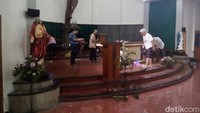 Pihak kepolisian telah melepas garis polisi di kompleks Gereja Katolik Santa Lidwina Bedog, Kecamatan Gamping, Sleman, pascapenyerangan pria berpedang. Informasi yang dihimpun, garis polisi dilepas sejak Minggu (11/2/2018) tengah malam.