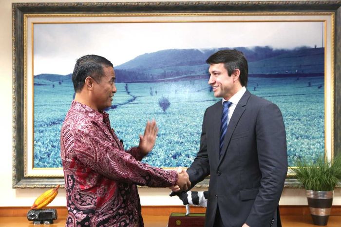 Mentan Amran Sulaiman bersama Wakil Menteri Pertanian Brazil, Eumar Roberto Novacki (Foto: Dok. Kementan) Mentan Amran Sulaiman bersama Wakil Menteri Pertanian Brazil, Eumar Roberto Novacki (Foto: Dok. Kementan)