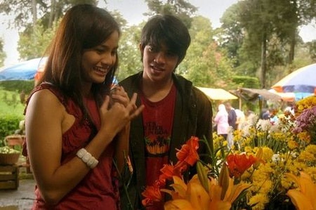 Dalam film Heart, penonton dibuat sedih dengan cinta Rachel yang bertepuk sebelah tangan. Tapi di sisi lain juga baper melihat kemesraan Farel (Irwansyah) dan Luna (Acha Septriasa). Salah satu adegan paling romantis adalah ketika Farel dan Luna bermesraan naik perahu di danau. Foto: Istimewa