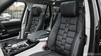 Masuk ke interior, Range Rover Pace Car ini telah didesain ulang, lebih mewah dengan jok depan berbalut kulit, pelat pintu dibalut baja stainless, serta satu set pedal kaki dari bahan aluminium menambah sentuhan berkelas. Istimewa/Project Kahn.