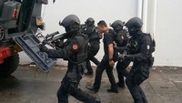 Kabid Humas Polda Sulsel Kombes Dicky Sondani mengatakan kegiatan antisipasi teror menjelang penetapan calon kepala daerah yang akan maju dalam pilkada serentak 2018. Ini unit Gegana sat Brimob Polda Sulsel melaksankan latihan penanggulangan teror di Hotel Sheraton, kata Dicky Mapolda Sulsel, Jalan Printis Kemerdekaan Makassar, Senin (12/2/2018).