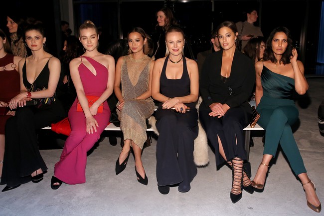 Aktris muda Alexandra Daddario, Skyler Samuels, Jamie Chung, Malin Akerman, model Ashley Graham serta presenter Padma Lakshmi muncul di fashion show Cushnie Et Ochs, Jumat (9/2/2018). (Foto: Getty Images)