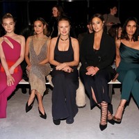 Aktris muda Alexandra Daddario, Skyler Samuels, Jamie Chung, Malin Akerman, model Ashley Graham serta presenter Padma Lakshmi muncul di fashion show Cushnie Et Ochs, Jumat (9/2/2018). (Foto: Getty Images)
